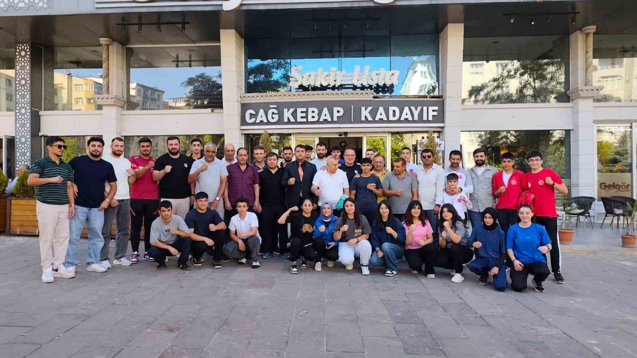 Elmalı, Erzurumlu boksörlerle yemekte bir araya geldi