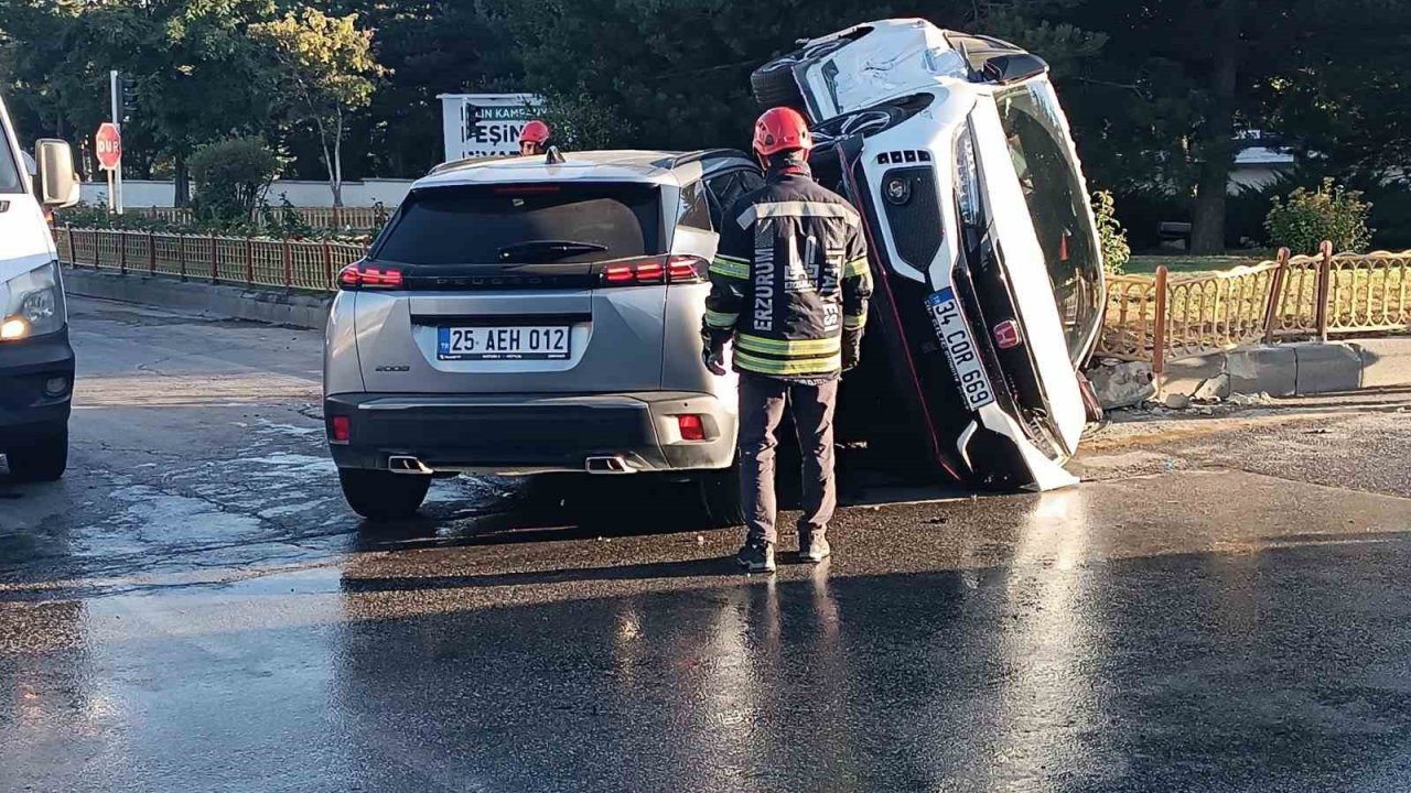 Çarpışmanın şiddetiyle araçlar yan yattı