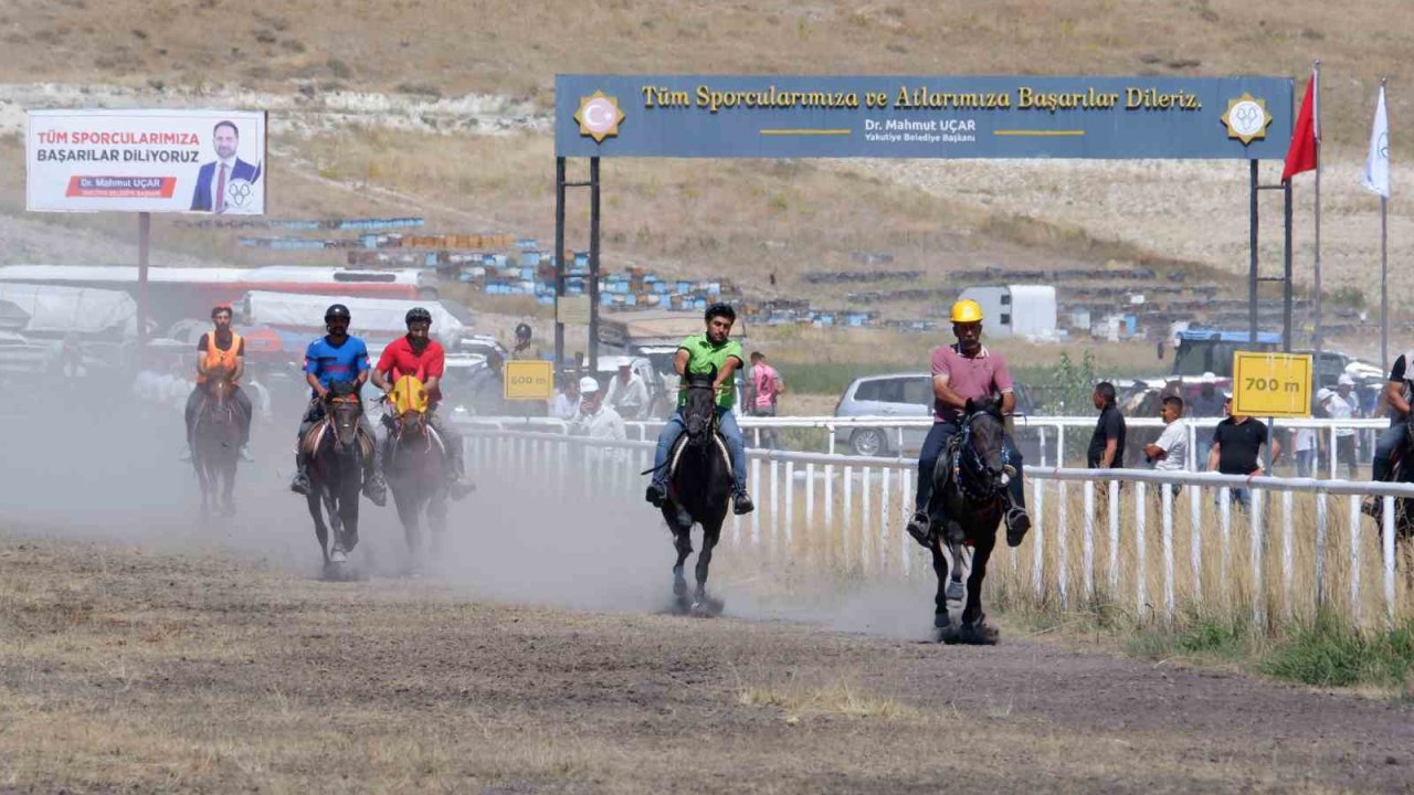 Erzurum’da rahvan at yarışları nefesleri kesti