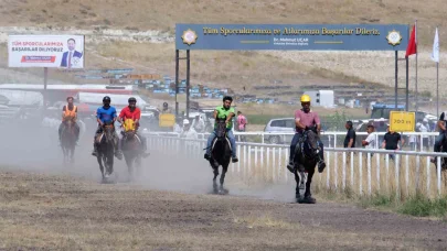 Erzurum’da rahvan at yarışları nefesleri kesti