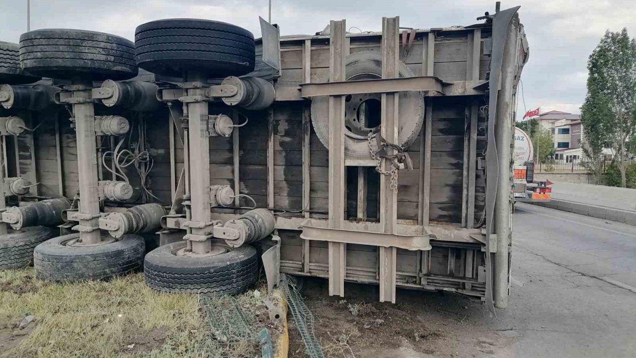 Freni boşalan tır refüje çıkarak yan yattı