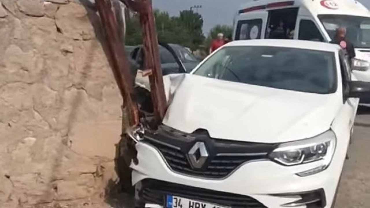 Otomobil direğe çarptı, sürücü yaralandı