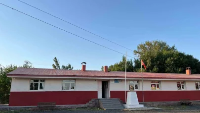 Kars’ta hayırsever iş insanı köy okulunu boyattı