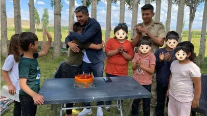 "Sen Gül Dünya Gülsün"