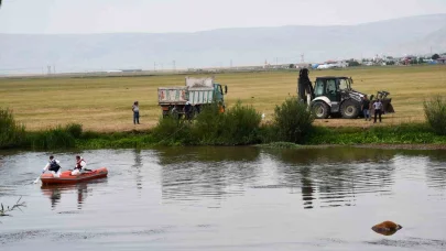 Kura nehrine düşerek boğulan inek can verdi