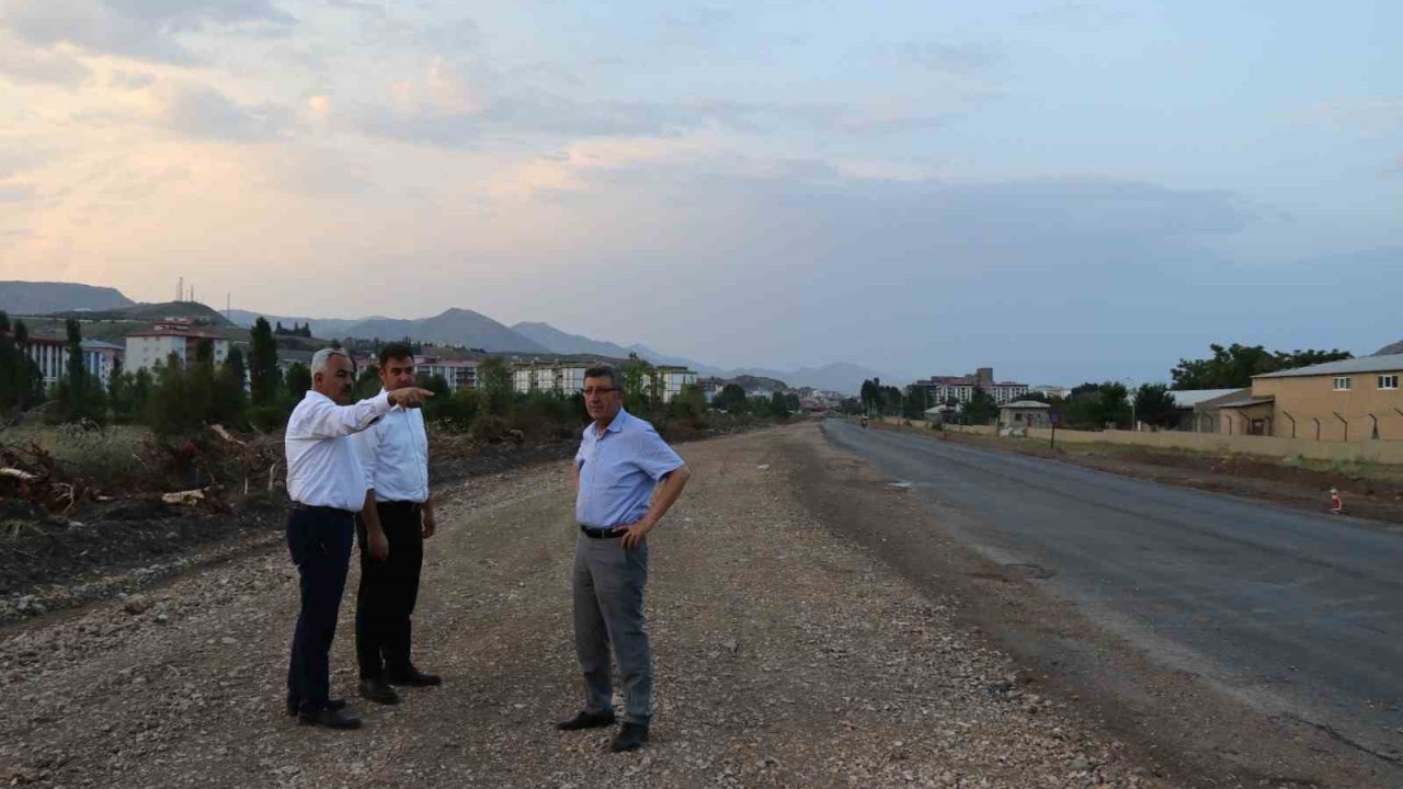 Oltu’nun Narman girişi duble yola dönüştürülüyor