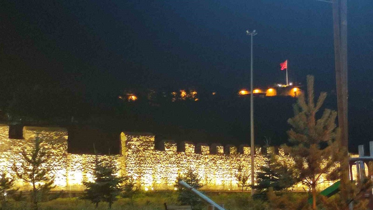 Işıklandırılan Ardahan Kalesi yeni görünüme kavuştu