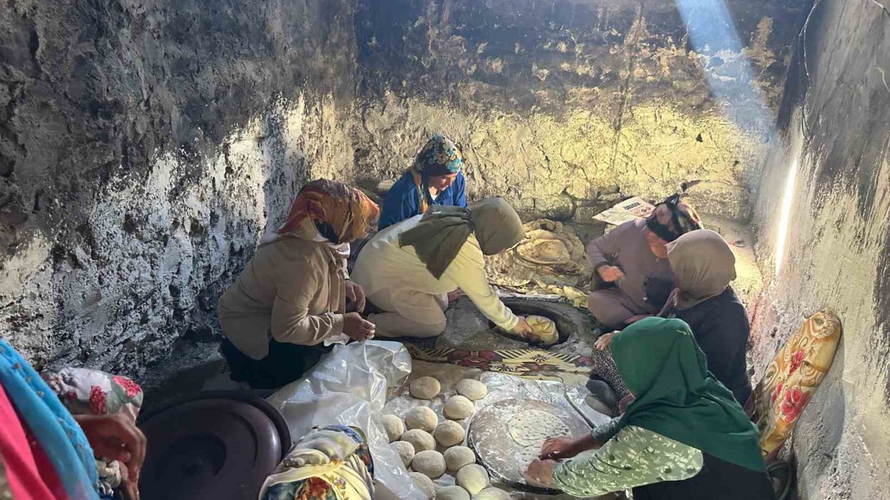 Kaymakam Kılıç, tandır ekmeği pişirdi