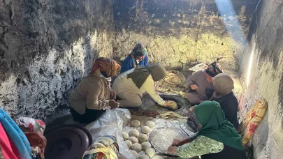 Taşlıçay Kaymakamı Kılıç, köy ziyaretinde tandır ekmeği pişirdi