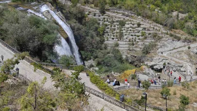 Tortum Şelalesi’nde su seviyesi düştü, ziyaretçi ilgisi sürüyor