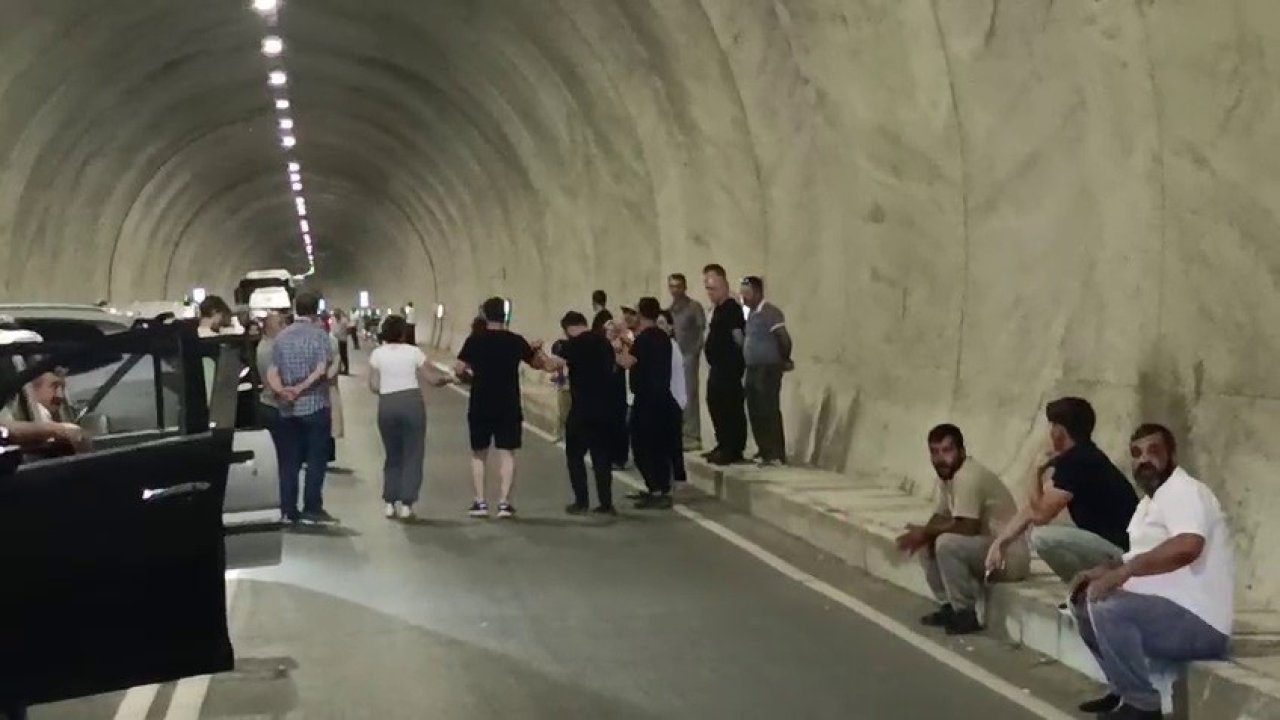 Uluslararası yol saatlerce kapandı: Vatandaşlar tepkili