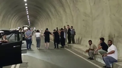 Uluslararası yol saatlerce kapandı: Vatandaşlar tepkili