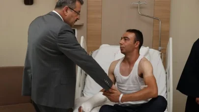 Yaralanan bekçiyi hastanede ziyaret etti