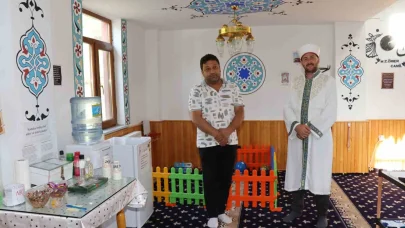 Yol kenarındaki cami yolcuların uğrak yeri
