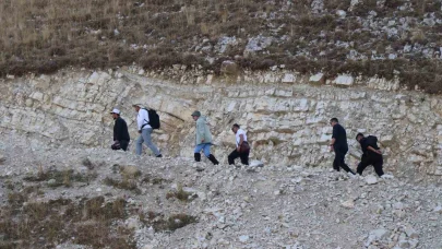 Zirvede eşsiz manzara ve gün batımının tadını çıkardılar