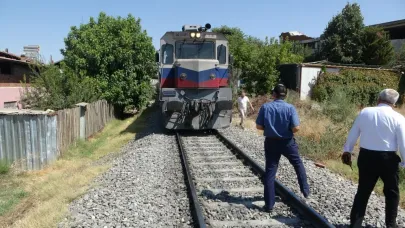 Yük treni yayaya çarptı
