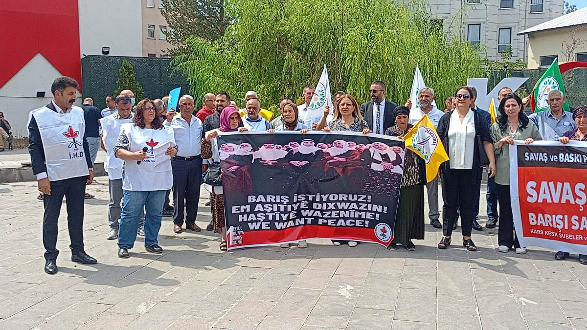 Kars’ta barış zinciri oluşturuldu