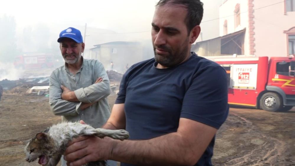Alevlerin içinde kalan kediyi kurtardı