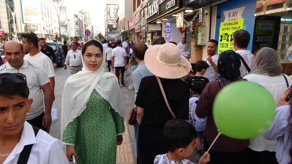 Alışveriş yapan İranlı turistler esnafın yüzünü güldürdü