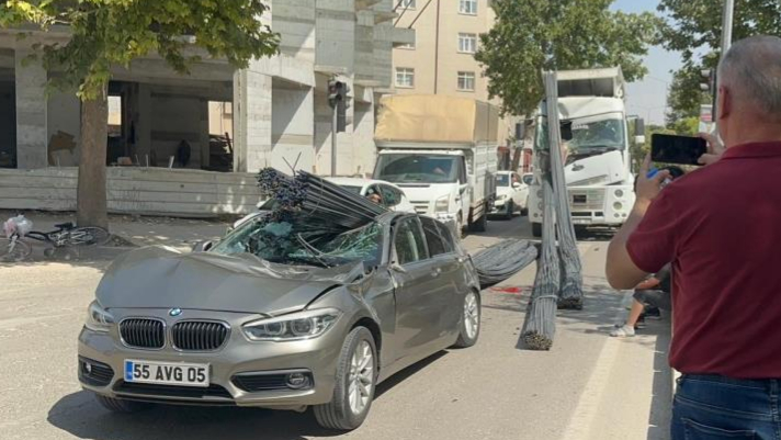 Tırdaki demirler ani fren sonucu otomobilin üstüne düştü