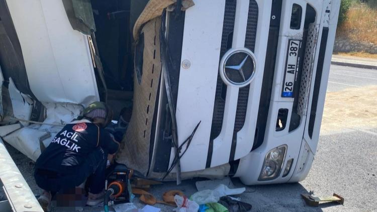 Kazada yaralanan tır sürücüsü hayatını kaybetti