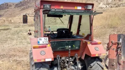 Sarıkamış'ta seyir halindeki traktörden düşen çocuk öldü