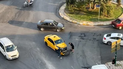 Kavşaktaki trafik kazası kameralara yansıdı