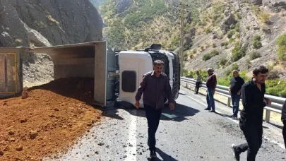 Maden yüklü kamyon devrildi:1 yaralı