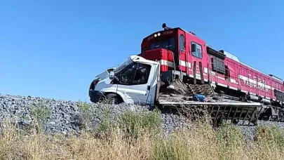 Tren kamyonete çarptı
