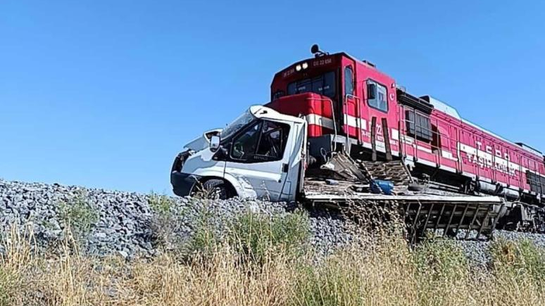 Tren kamyonete çarptı