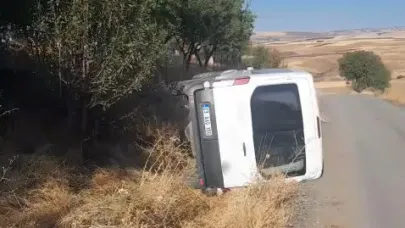 Öğrenci servisi köy yolunda devrildi