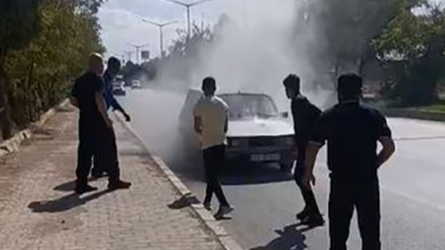 Yanan otomobile beton mikseriyle müdahale