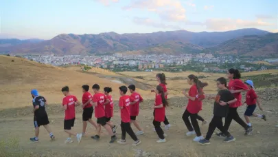 Karate sporcuları dağ koşusuyla kondisyon artırıyor