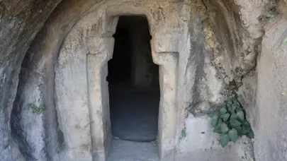 Çok odalı kaya mezarları Palu Kalesi’nde dikkat çekiyor