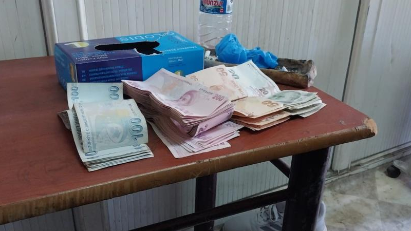 Bulduğu bir poşet dolusu parayı polise teslim etti