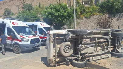 Kontrolden çıkan kamyonet yan yattı