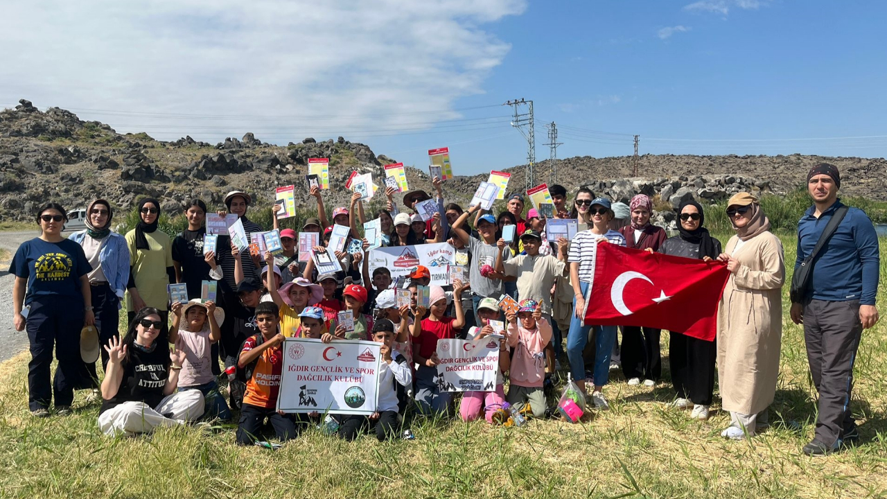 Doğayı temizleyerek yürüyüş yaptılar