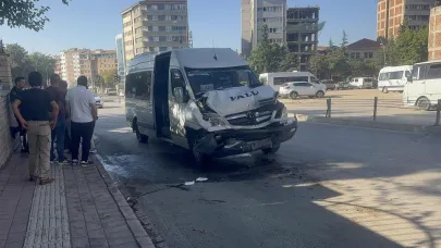 Minibüs yolcu otobüsene çarptı