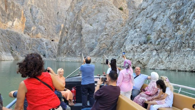 Tekne keyfi yaparak dağ keçilerini izliyorlar