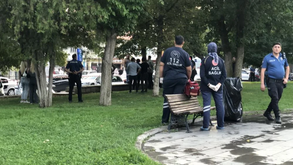 Bunalıma girerek boğazına bıçak dayayan şahıs ikna edildi