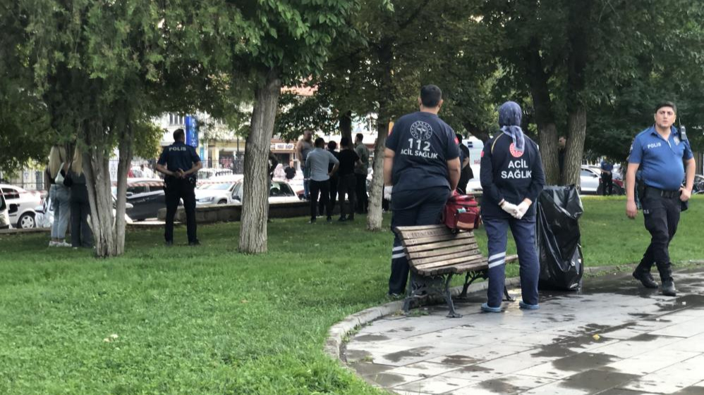 Bunalıma girerek boğazına bıçak dayayan şahıs ikna edildi