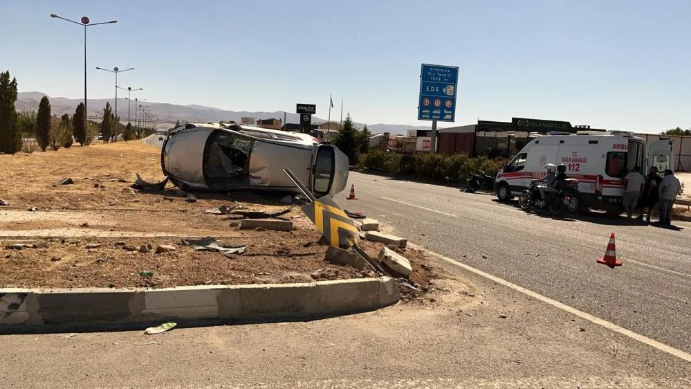 Motosikletle otomobil çarpıştı: 2 kişi yaralandı