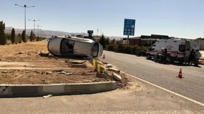 Motosikletle otomobil çarpıştı: 2 kişi yaralandı