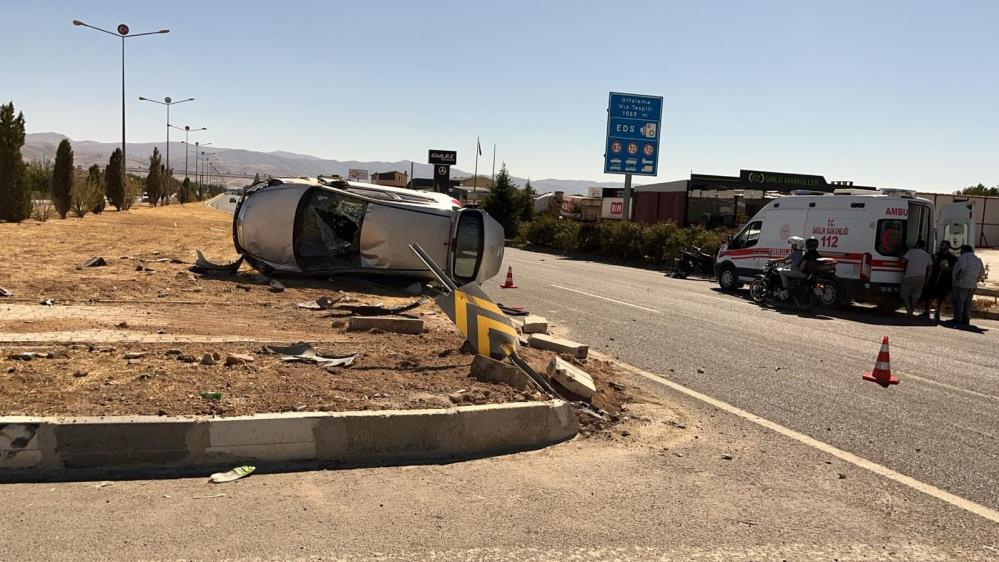 Motosikletle otomobil çarpıştı: 2 kişi yaralandı