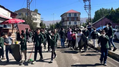 Öğrencilerden çevre temizliği
