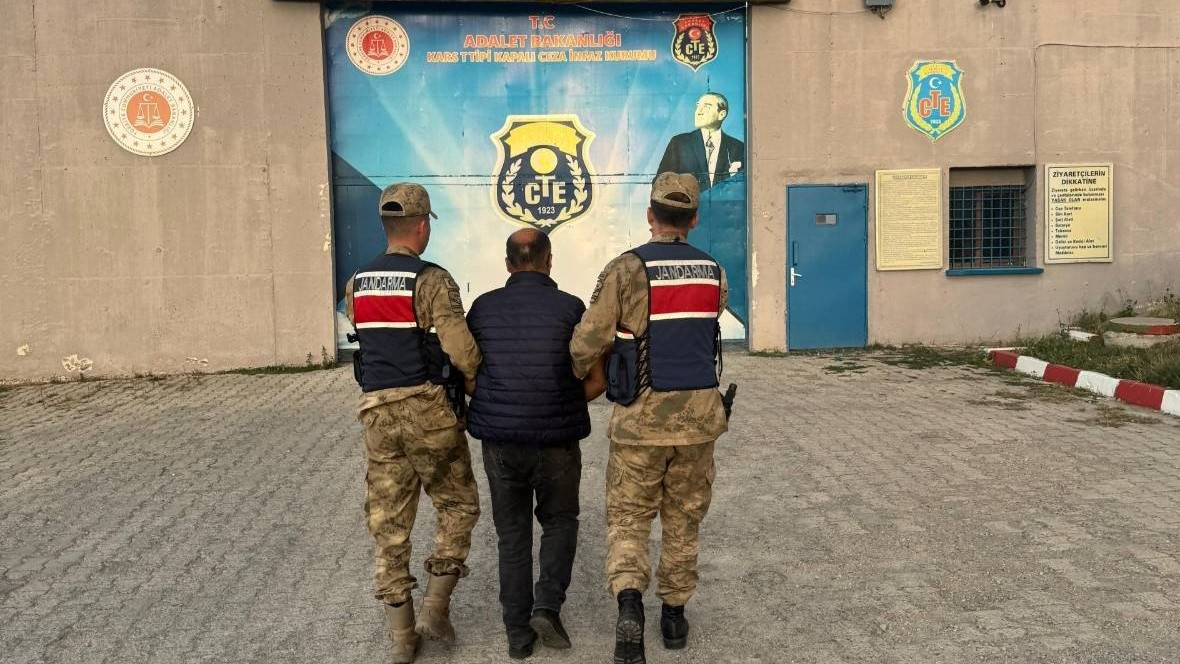 Kars'ta 4 yıl 6 ay hapis cezası ile aranan şahıs yakalandı