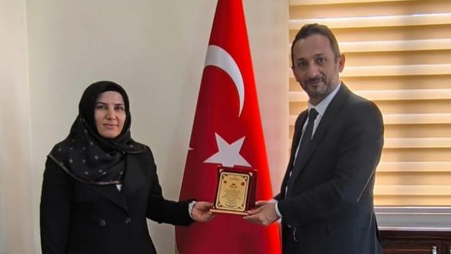 Başarılı hocalara teşekkür plaketi