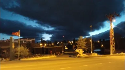 Kars'ta kara bulutlar hem hayran bıraktı, hem korkuttu