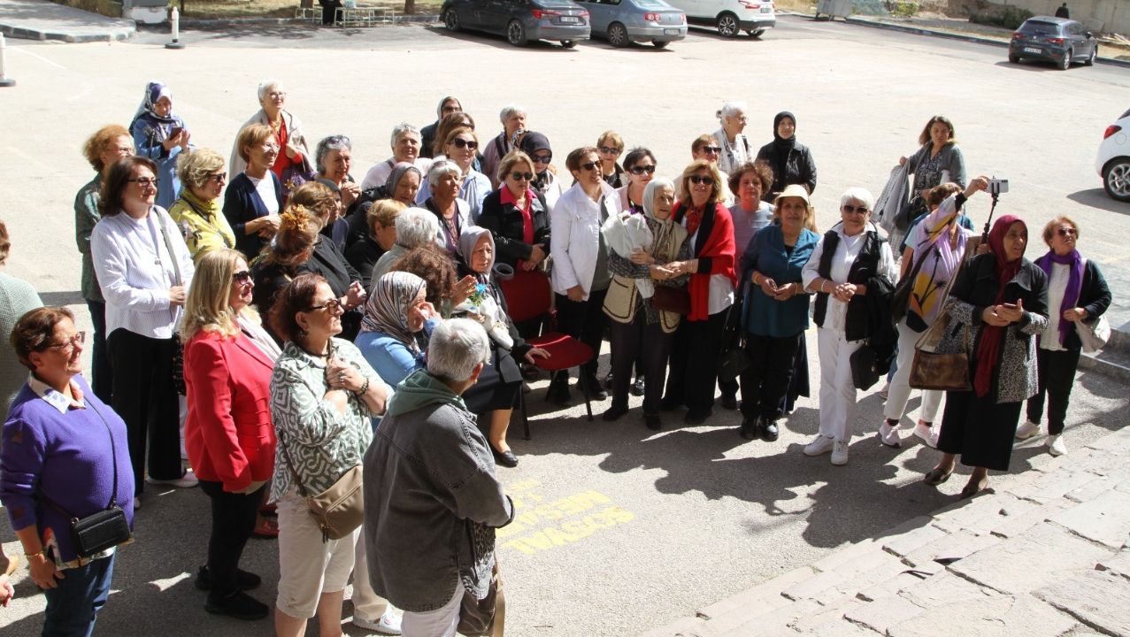 Nenehatun Kız Anadolu Lisesi’nin yarım asırlık mezunları bir araya geldi