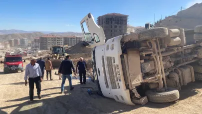Hafriyat kamyonu devrildi, sürücü yaralandı